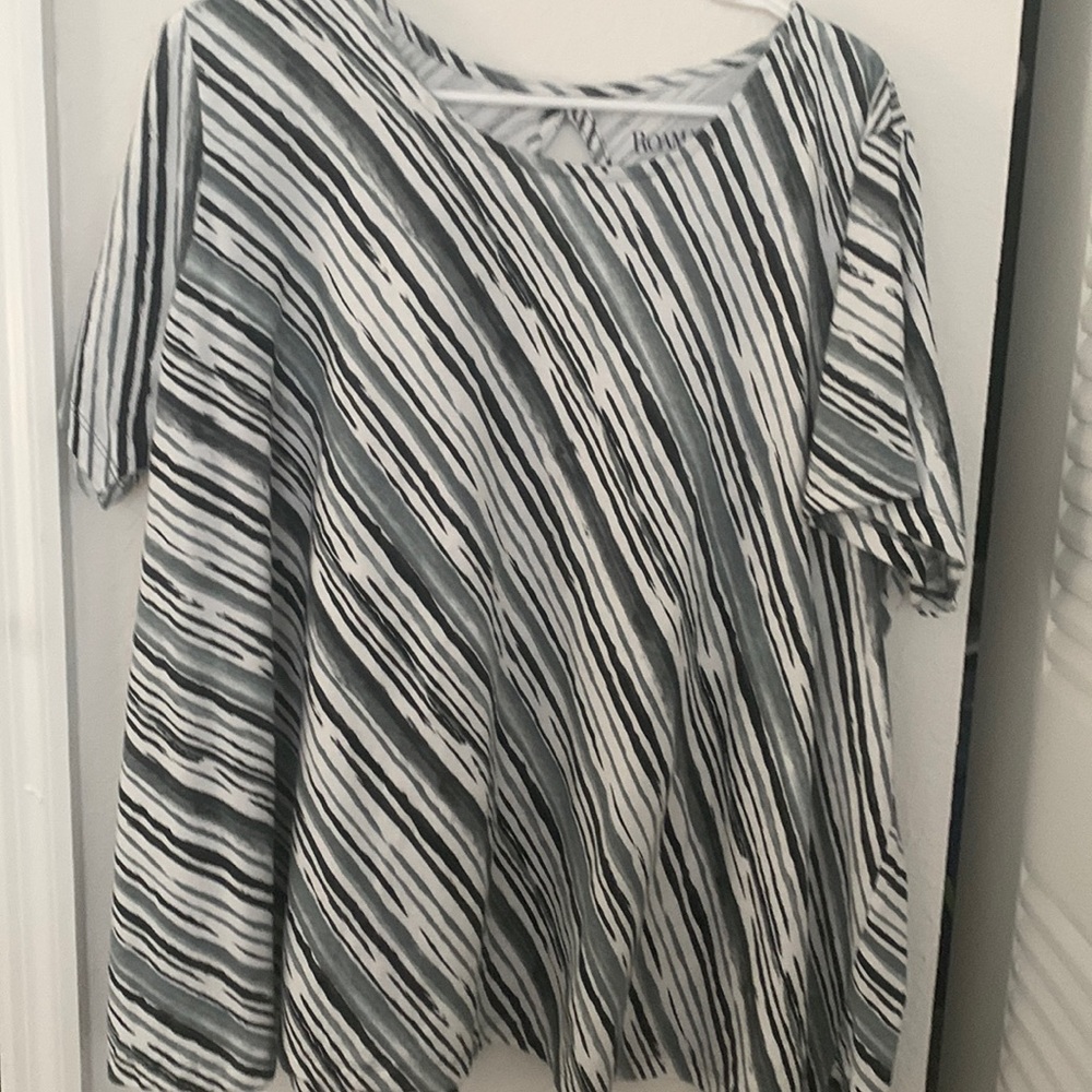 Romans top Size 1X black/gray/white diagonal line’s geometric